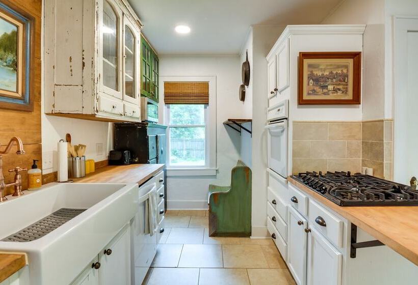 Whimsical Cottage Near Springfield Art Museum!