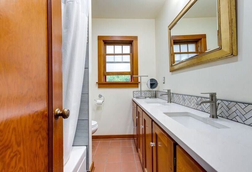Bright Golden Home W/ Views   Walk To Downtown!