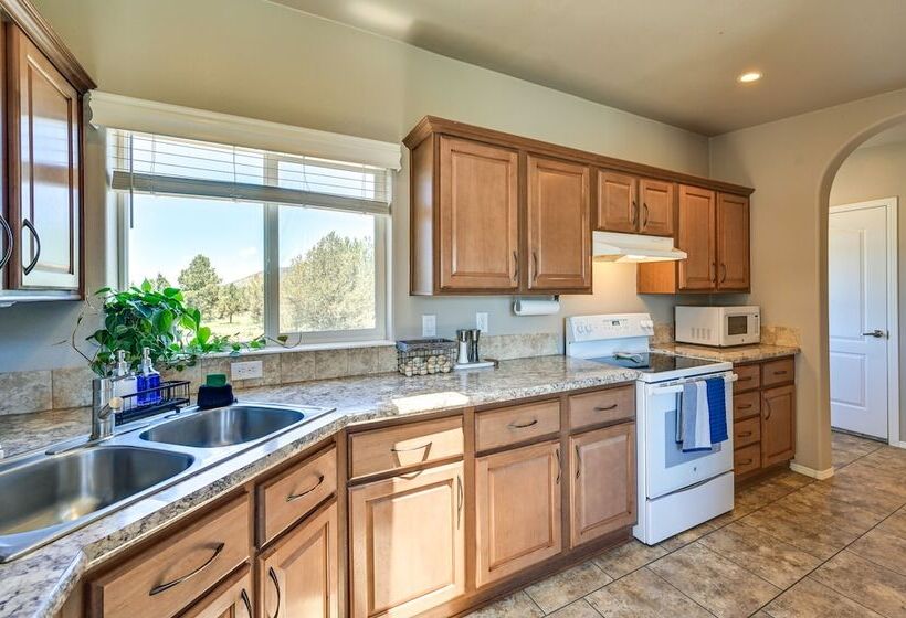 Williams Retreat W/ Patio Oasis & Mountain Views