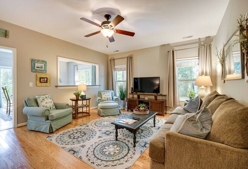 Charming Wilmington Home W/ Patio ~ 7 Mi To Beach!