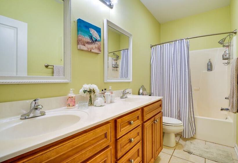 Charming Wilmington Home W/ Patio ~ 7 Mi To Beach!