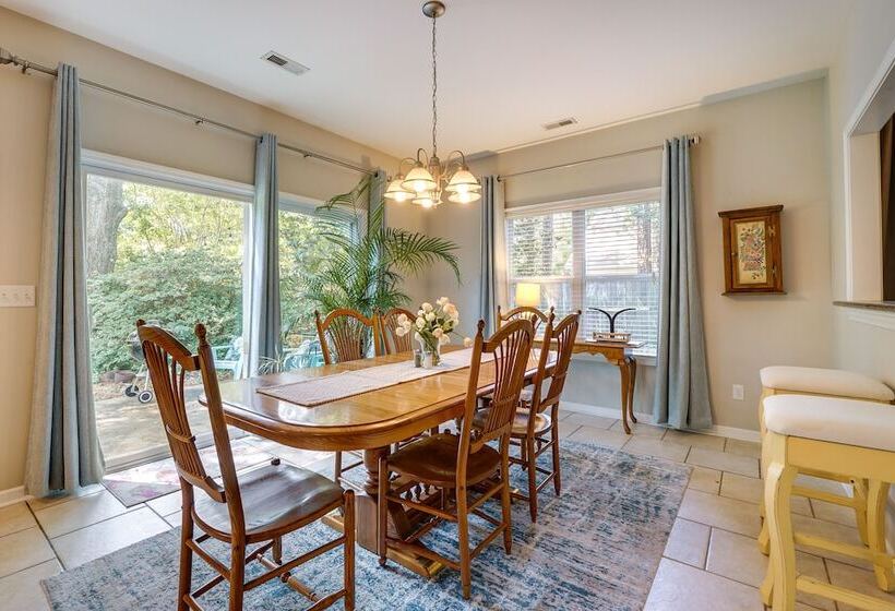 Charming Wilmington Home W/ Patio ~ 7 Mi To Beach!