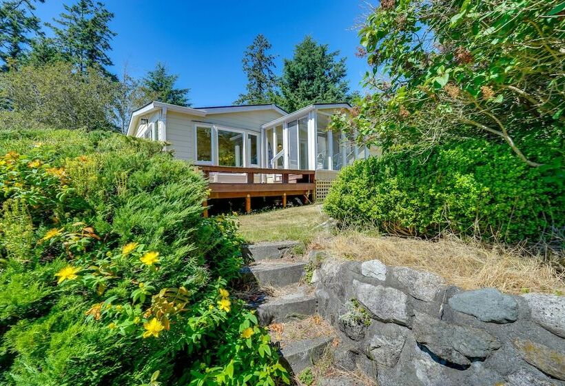 Cozy Langley Retreat: Water Views & Beach Access