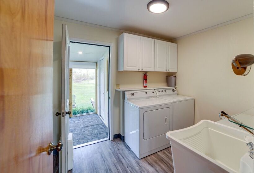 Cozy Montana Retreat W/ Patio, Grill & Fire Pit!