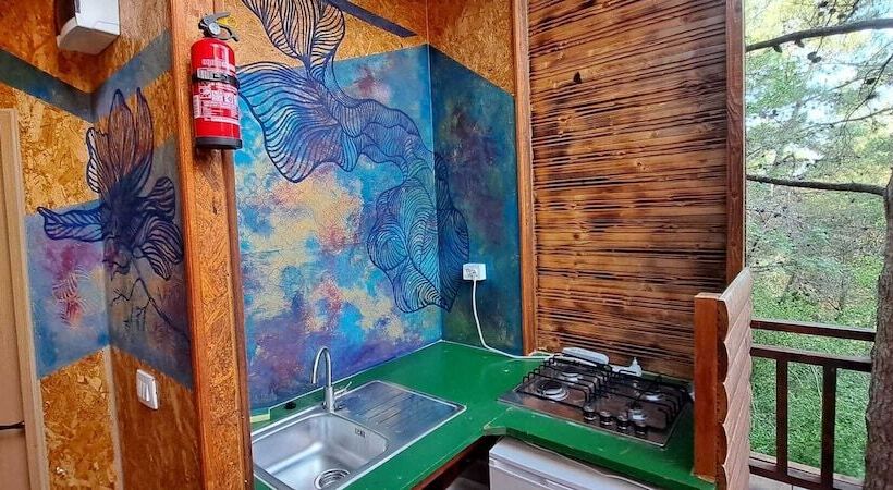 فندق Treehouses Ljubač Glamping Robinson