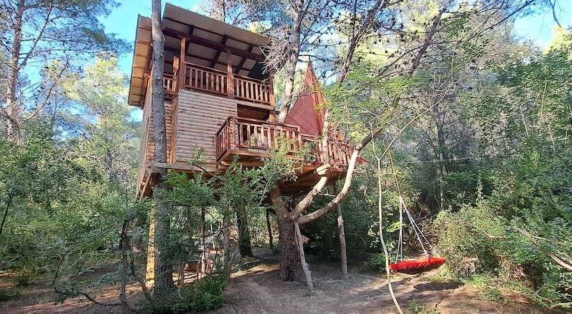 فندق Treehouses Ljubač Glamping Robinson