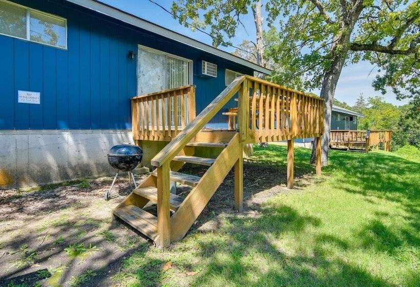 Lakefront Oasis: Boat Slip, Kayaks & Outdoor Pool