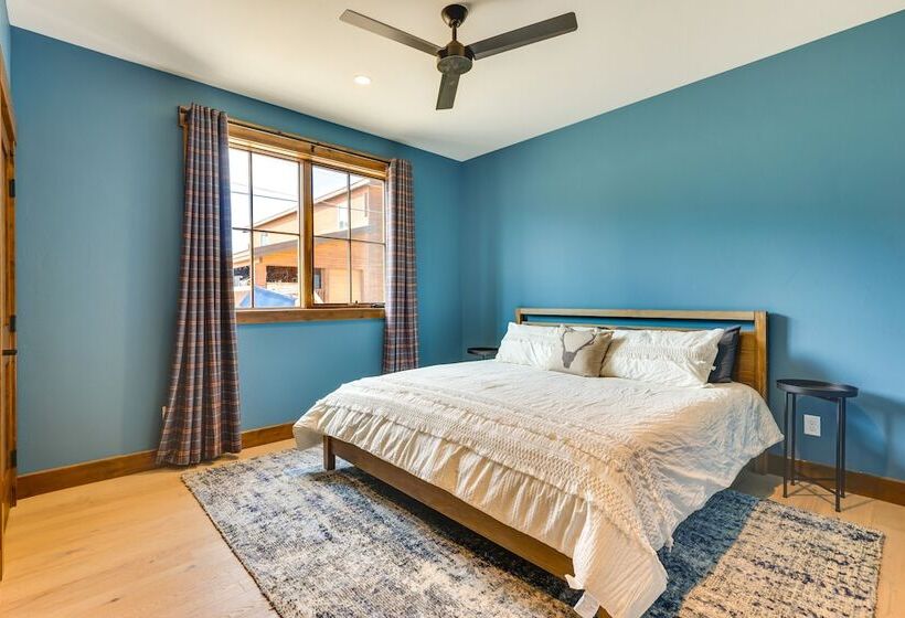 Mountain Views: Luxurious Grand Lake Escape!