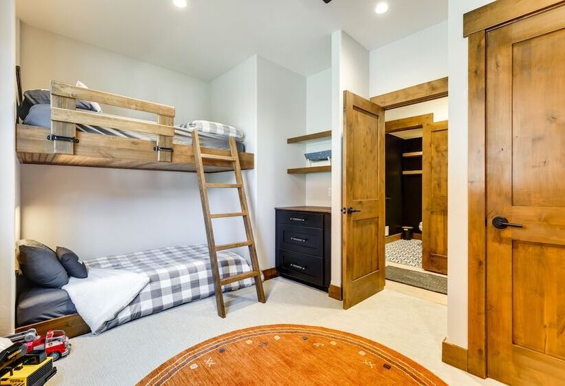 Mountain Views: Luxurious Grand Lake Escape!