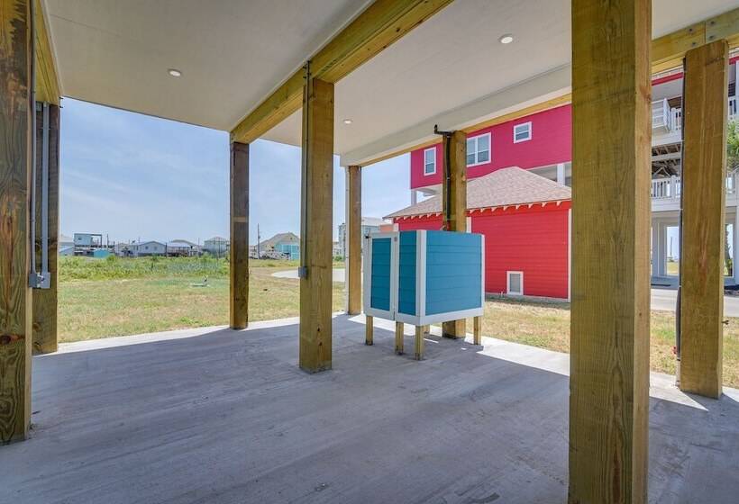 Walk To Gulf: Ocean View Home In Crystal Beach!