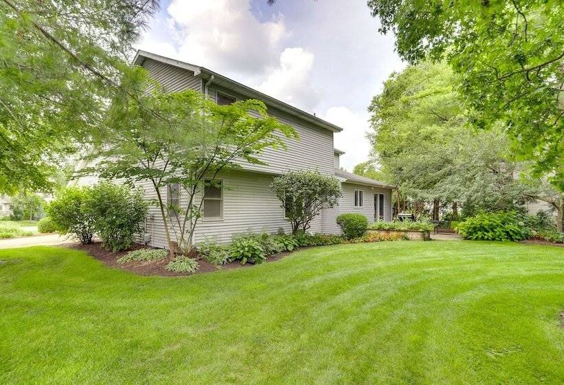 Modern & Spacious Home   6 Mi To Dtwn South Bend