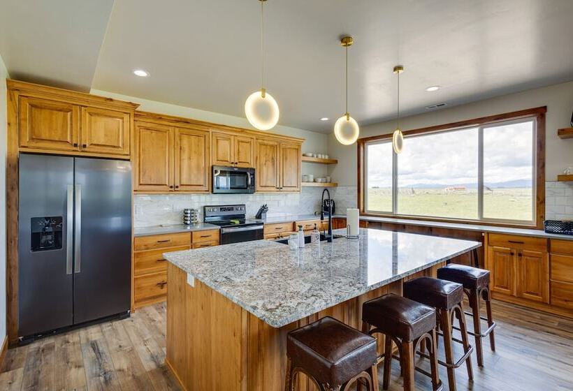 Mountain View Island Park Cabin Near Outdoor Rec!