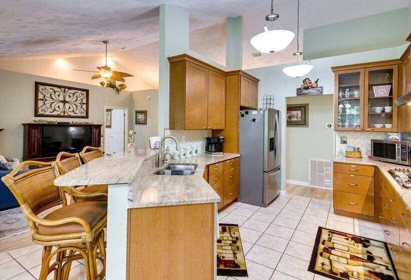 4 Mi To Beach: Navarre Retreat W/ Screened Porch!
