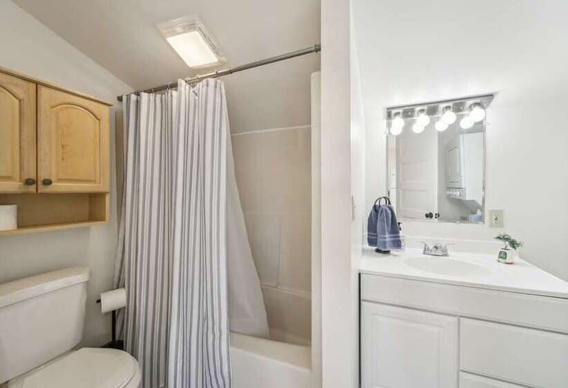 Pet Friendly Newman Lake Cottage W/ Beach Access!