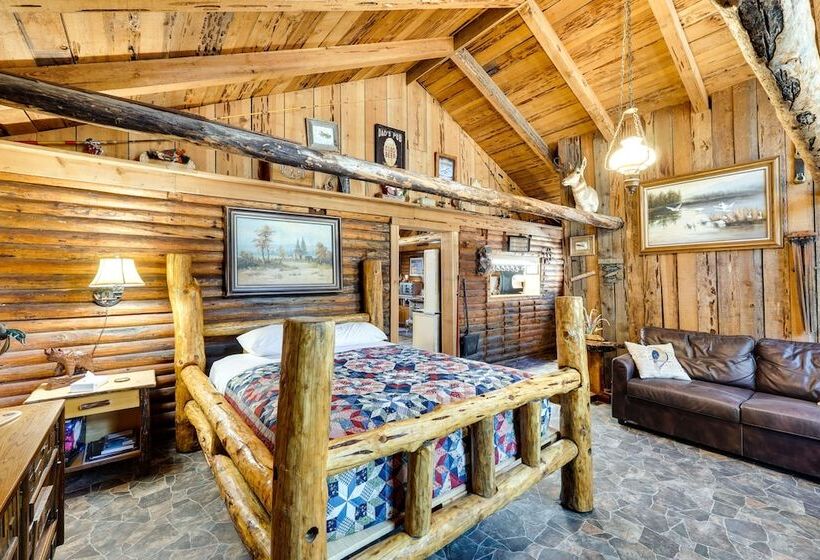 Remote Escape: Klamath Falls Cabin By Lake & Hikes