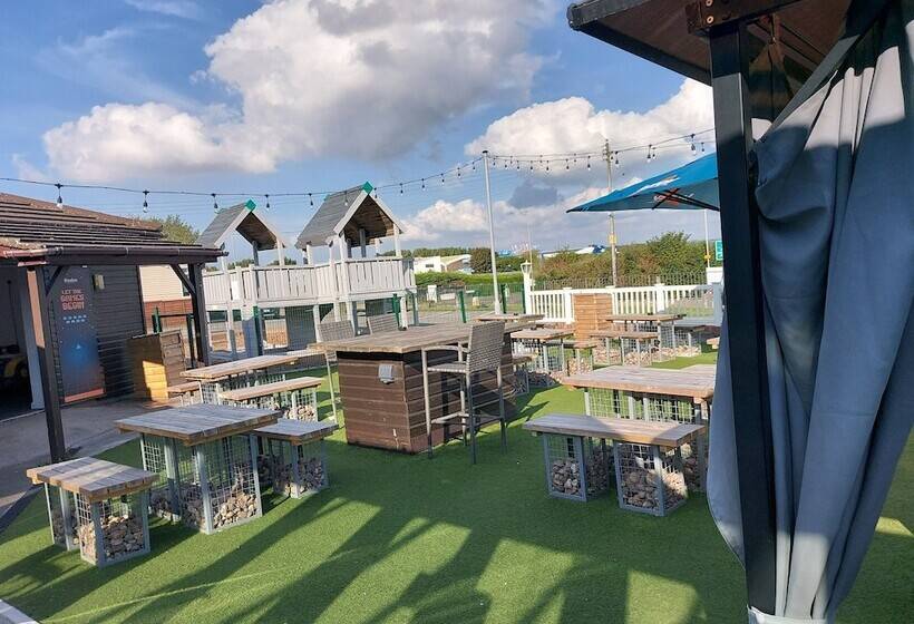 住所  2 Brightholme 6 Berth Enclosed Garden