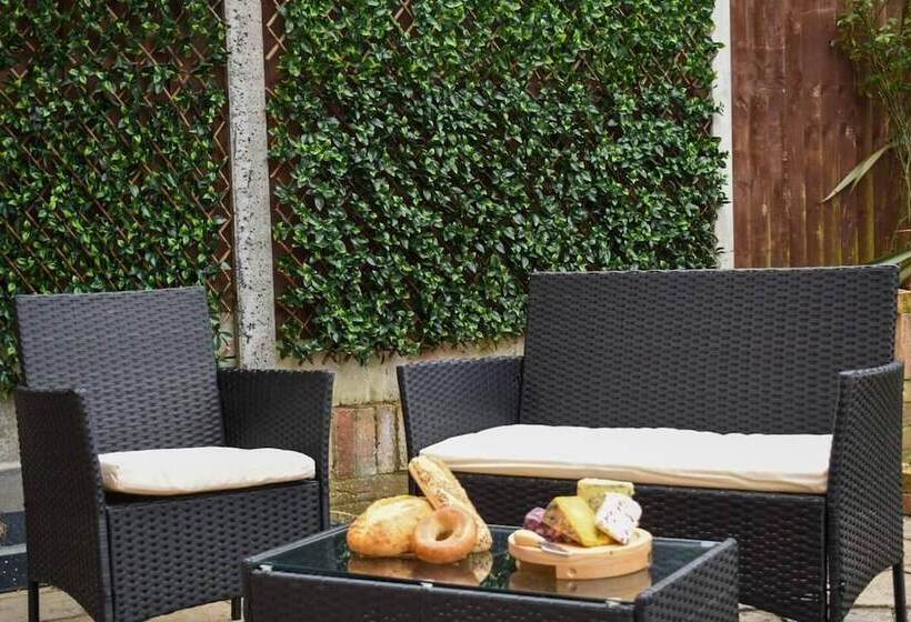 اقامتگاه Amazing 4br Near Hospital, Free Parking, Sleeps 10