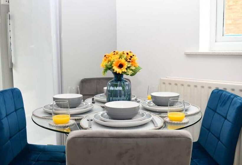 اقامتگاه Amazing 4br Near Hospital, Free Parking, Sleeps 10