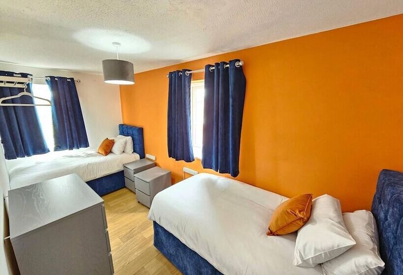 اقامتگاه Amazing 4br Near Hospital, Free Parking, Sleeps 10