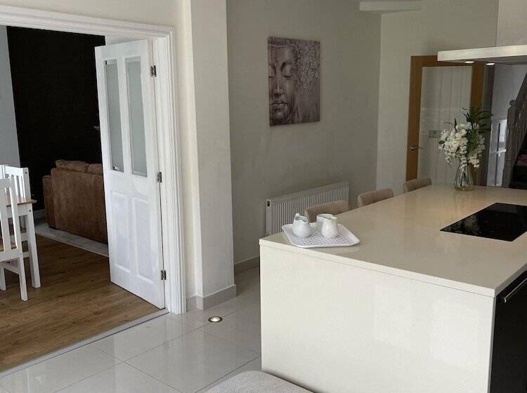 اقامتگاه Beautiful 5 Bed House In Walsall