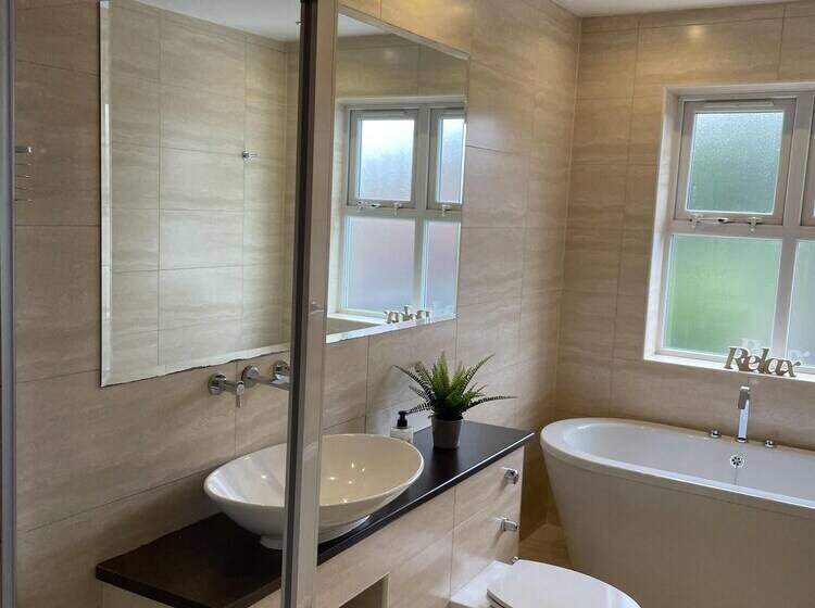 اقامتگاه Beautiful 5 Bed House In Walsall