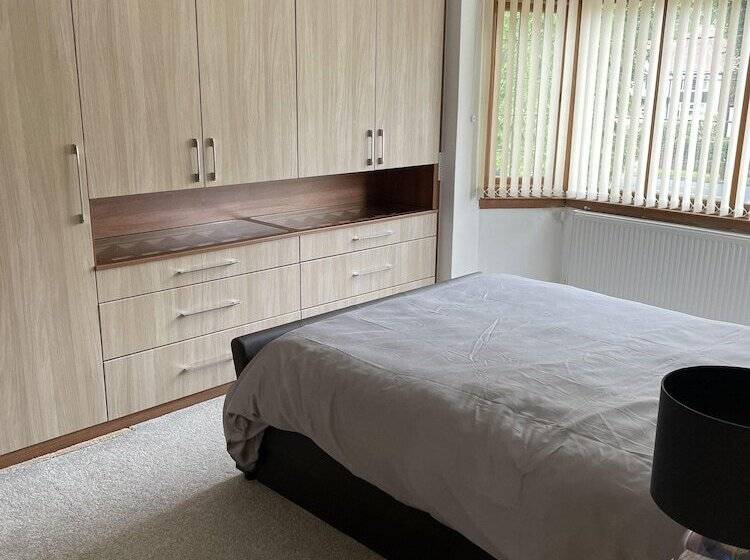 اقامتگاه Beautiful 5 Bed House In Walsall