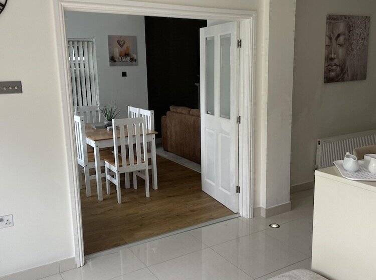 اقامتگاه Beautiful 5 Bed House In Walsall