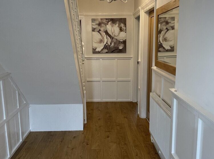 اقامتگاه Beautiful 5 Bed House In Walsall