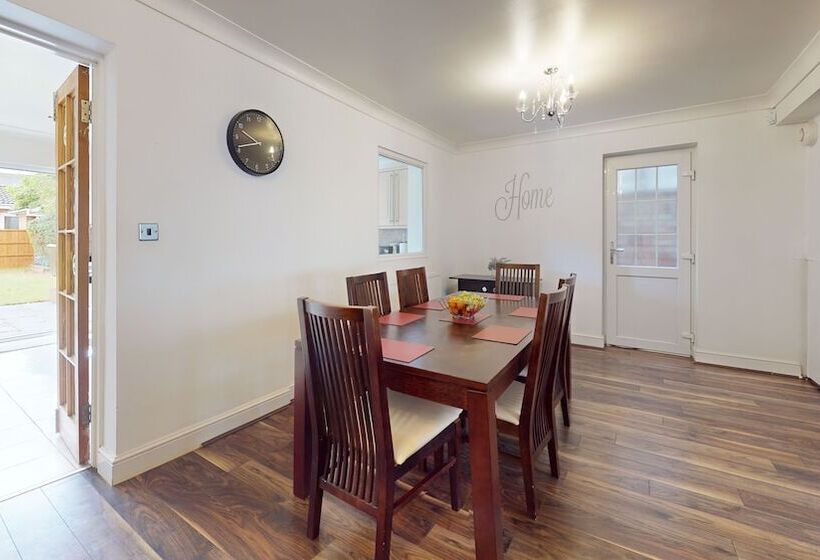 住所  Charming 5 Bed House In Grays
