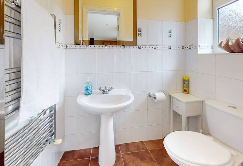 住所  Charming 5 Bed House In Grays