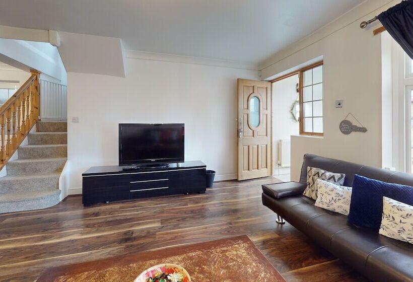 住所  Charming 5 Bed House In Grays