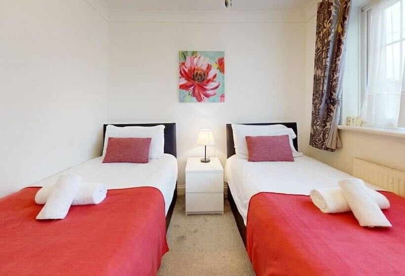 住所  Charming 5 Bed House In Grays