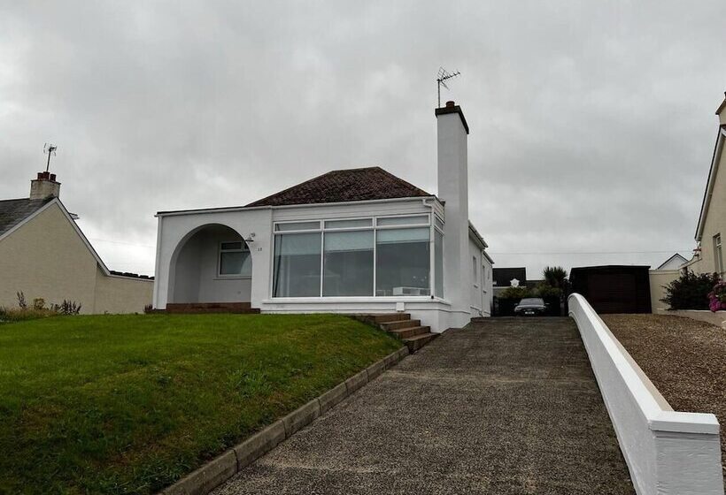 إقامة Immaculate Sea View 4 Bed House In Portstewart