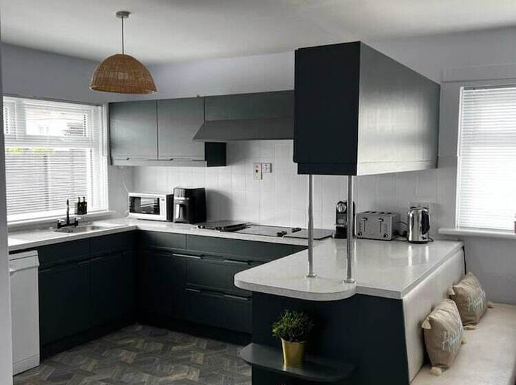 إقامة Immaculate Sea View 4 Bed House In Portstewart