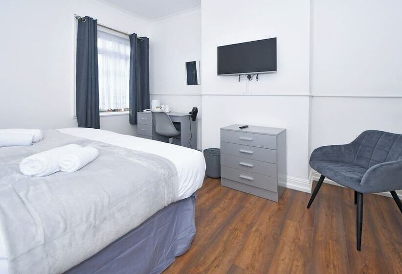 レジデンス Impeccable 3 Bed House In Stoke On Trent
