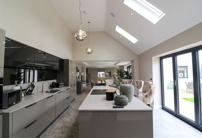 住所  Northumberland Luxury Stays   The Chivits