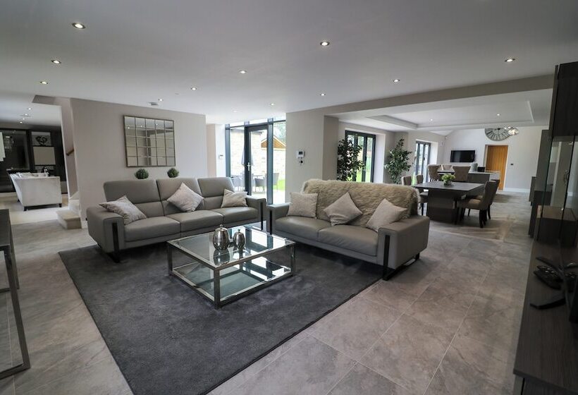 住所  Northumberland Luxury Stays   The Chivits