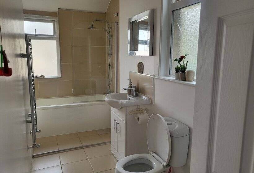 اقامتگاه Remarkable 1 Bed House The Entire First Floor