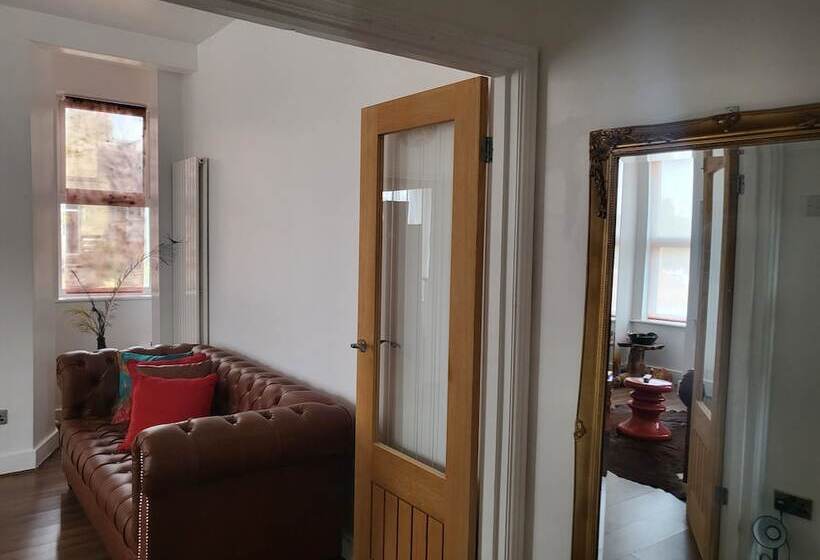 اقامتگاه Remarkable 1 Bed House The Entire First Floor