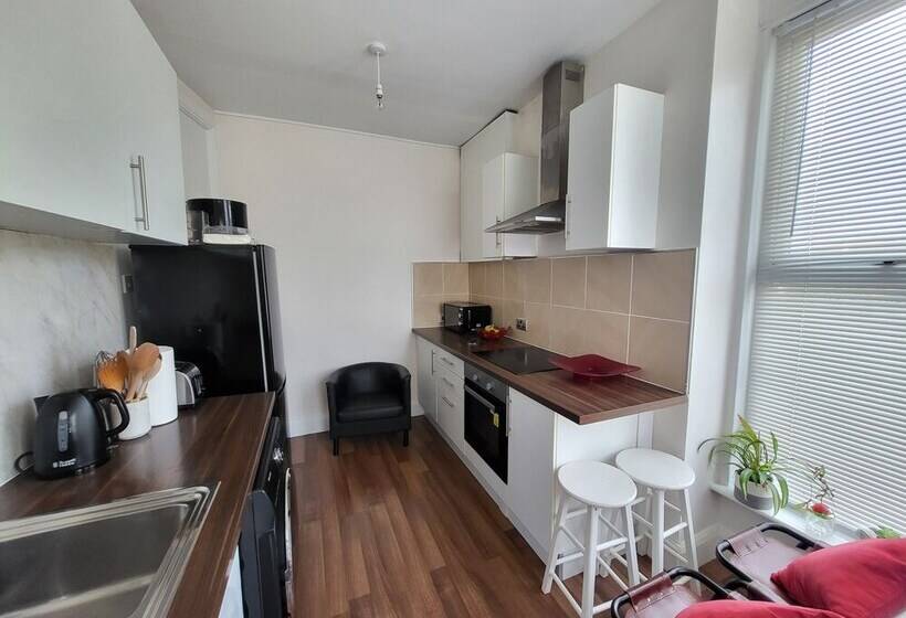 اقامتگاه Remarkable 1 Bed House The Entire First Floor