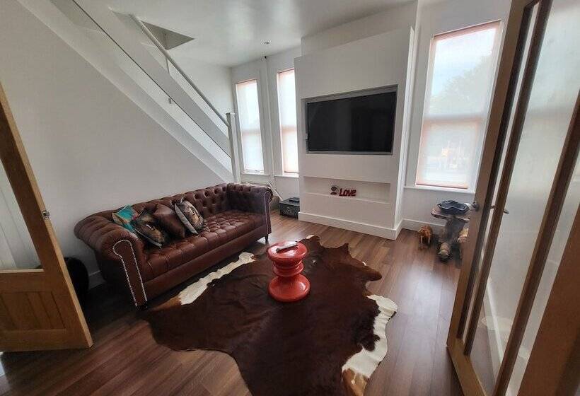 اقامتگاه Remarkable 1 Bed House The Entire First Floor