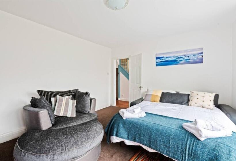 住所  Stunning 5 Bed House In Leeds Contractors Welcome