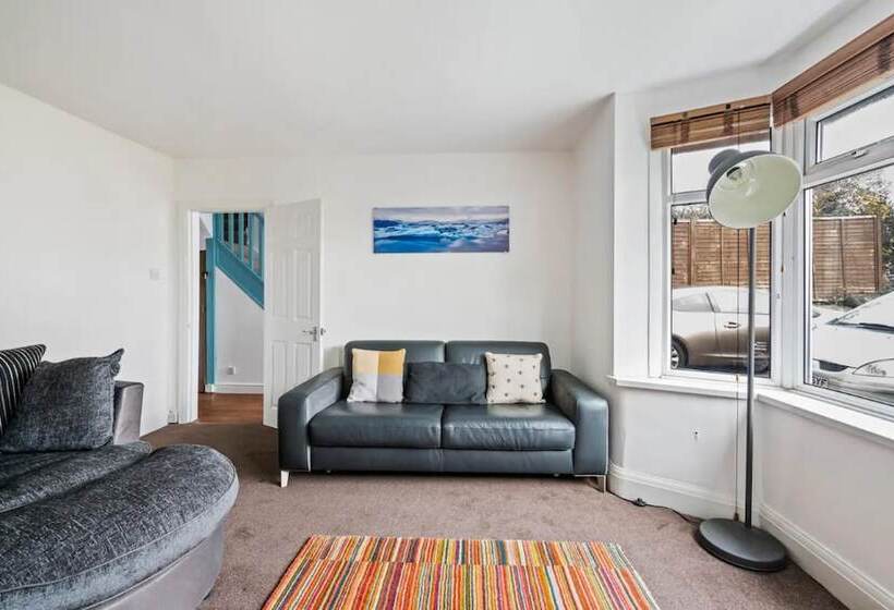 住所  Stunning 5 Bed House In Leeds Contractors Welcome