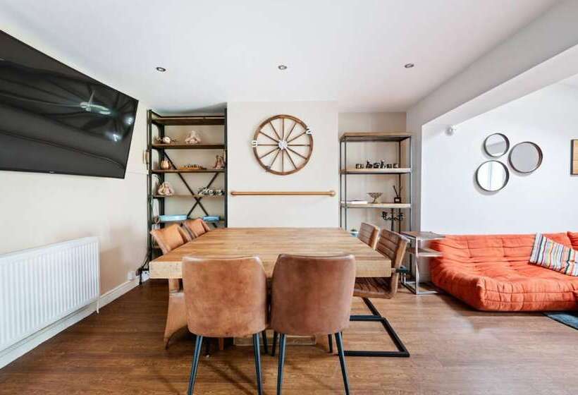住所  Stunning 5 Bed House In Leeds Contractors Welcome