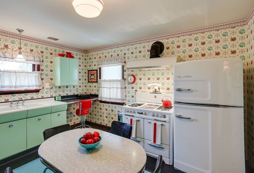 Retro Style Home In Ruston: Walkable Location!