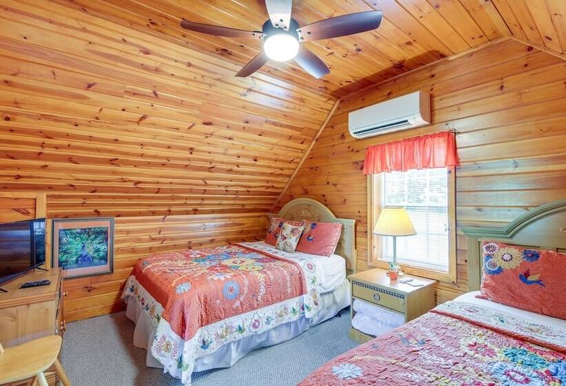 Sevierville Cabin: Private Deck, Community Pool!
