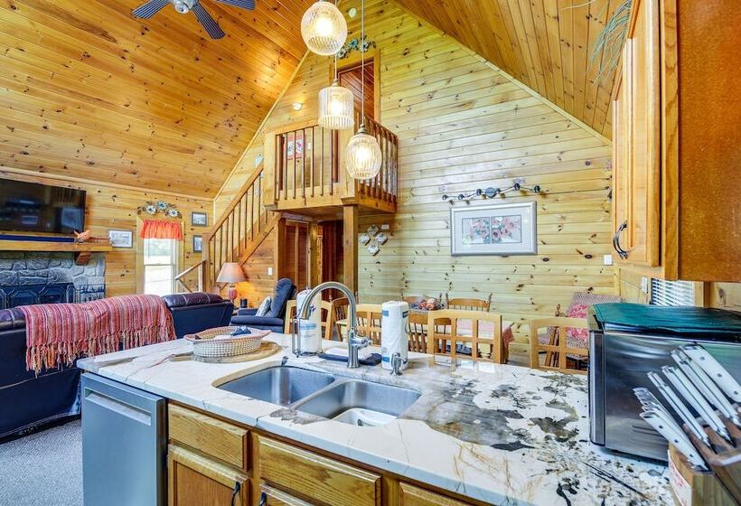 Sevierville Cabin: Private Deck, Community Pool!