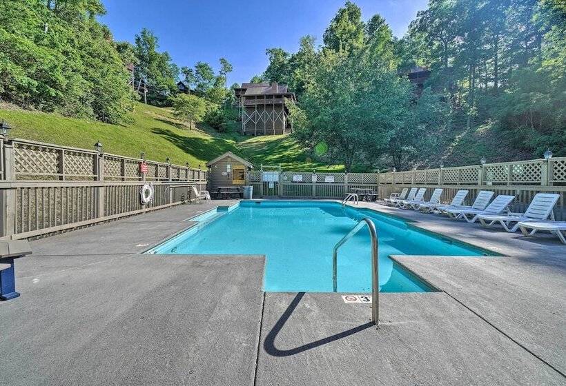 Sevierville Cabin: Private Deck, Community Pool!