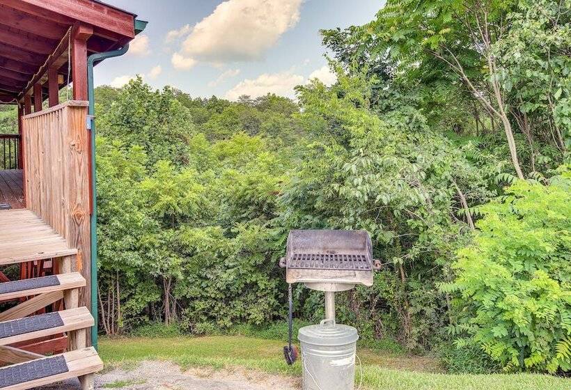 Sevierville Cabin: Private Deck, Community Pool!