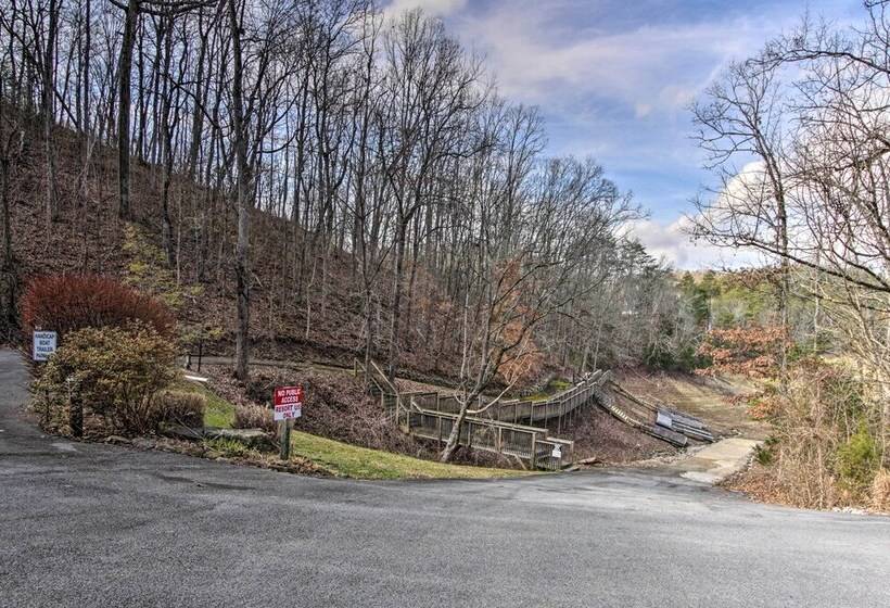 Sevierville Cabin: Private Deck, Community Pool!